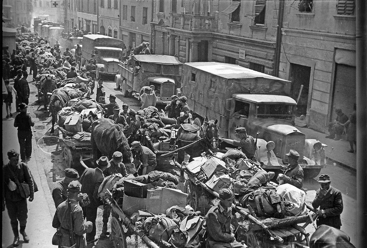 1200px-Nemci_in_domobranci_na_poti_skozi_Tržič,_maja_1945.jpg