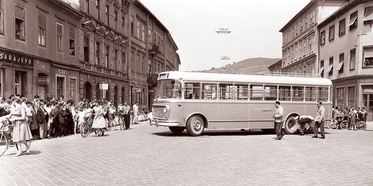 1200px-Prometna_nesreča_avtobusa_in_motorista_na_Partizanski_cesti_1961_(1).jpg