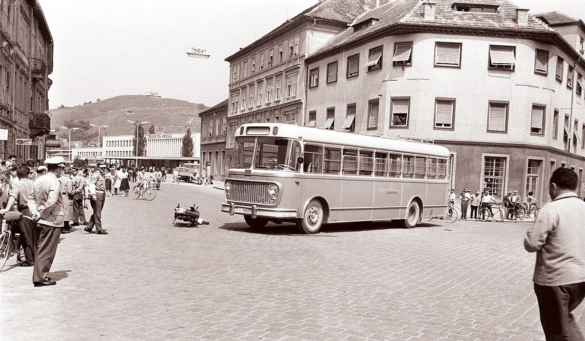 1200px-Prometna_nesreča_avtobusa_in_motorista_na_Partizanski_cesti_1961_(3).jpg