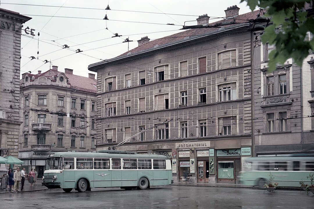 1959 1080px-Trolejbusni_promet_na_križišču_Titove_in_Dalmatinove_ulice_1959-60.jpg