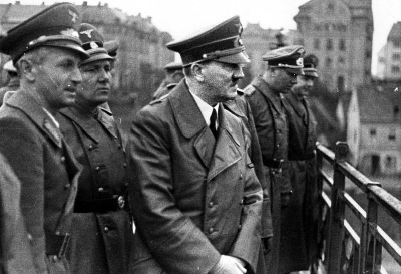 Bundesarchiv_Bild_121-0723,_Marburg-Drau,_Adolf_Hitler.jpg
