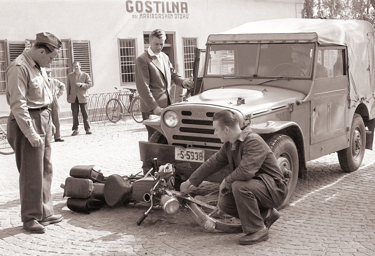 HEADER 1200px-Prometna_nesreča_na_križišču_Kamniške_in_Koroške_ceste_1959.jpg