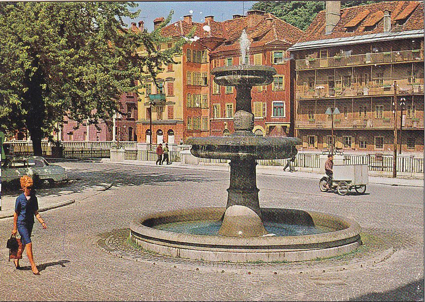 Postcard_of_New_Square_1968.jpg