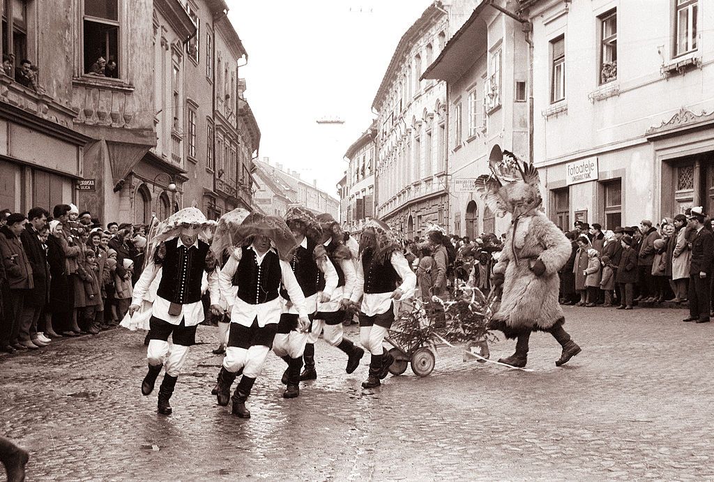 Pustni_karneval_v_Ptuju_-_orači_iz_Lancove_vasi_1962_(2).jpg