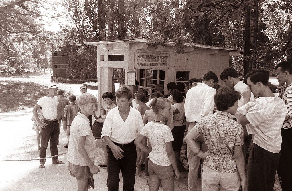 Vrsta_za_karte_na_Mariborskem_otoku_1962.jpg