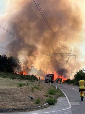 300+ Firefighters Work Against Wildfire in Kras