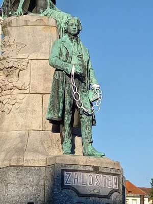 In addition to chains, the protestors changed the sign under Prešeren to žalosten, “sad”