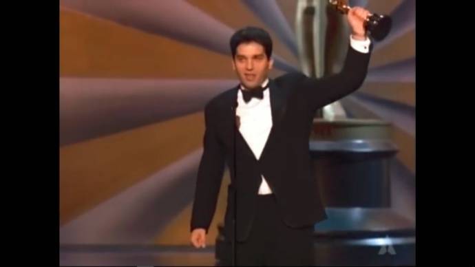 Danis Tanović reciving Oscar for his No man&#039;s land in 2002