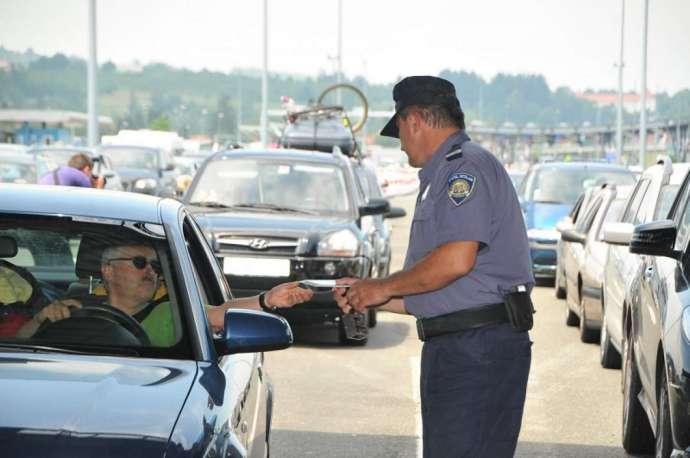 Croatian police at work on the other side of the border