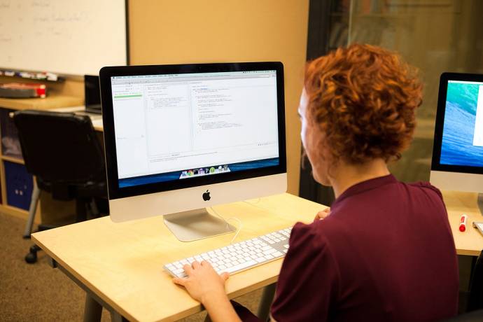 Newspaper Claims Programmers Prefer SPs to Permanent Contracts